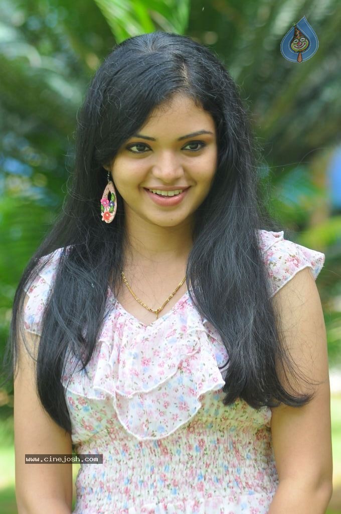 Supraja New Stills - 14 / 59 photos