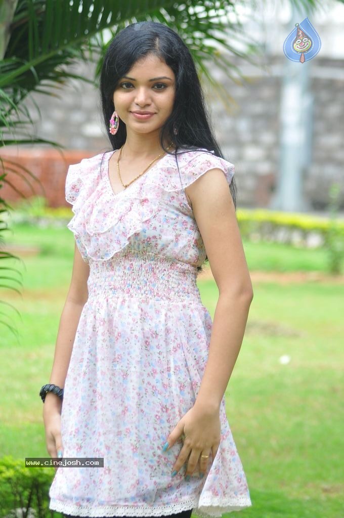 Supraja New Stills - 26 / 59 photos