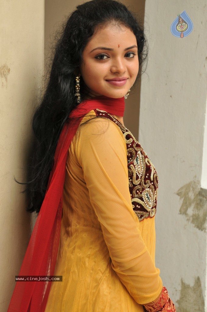 Supraja New Stills - 29 / 33 photos