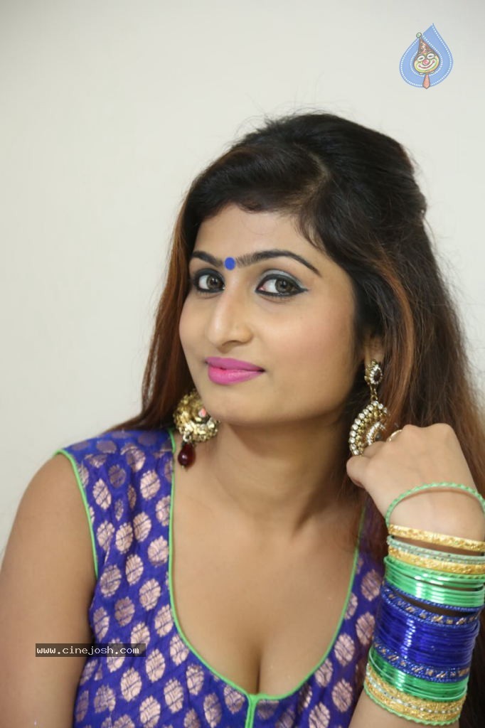 Swapna Hot Stills - 44 / 142 photos