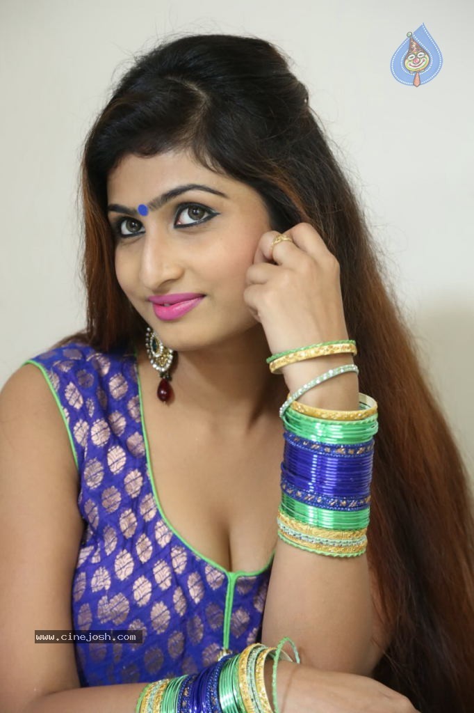 Swapna Hot Stills - 77 / 142 photos