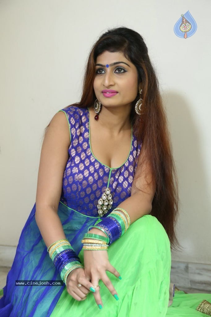 Swapna Hot Stills - 88 / 142 photos