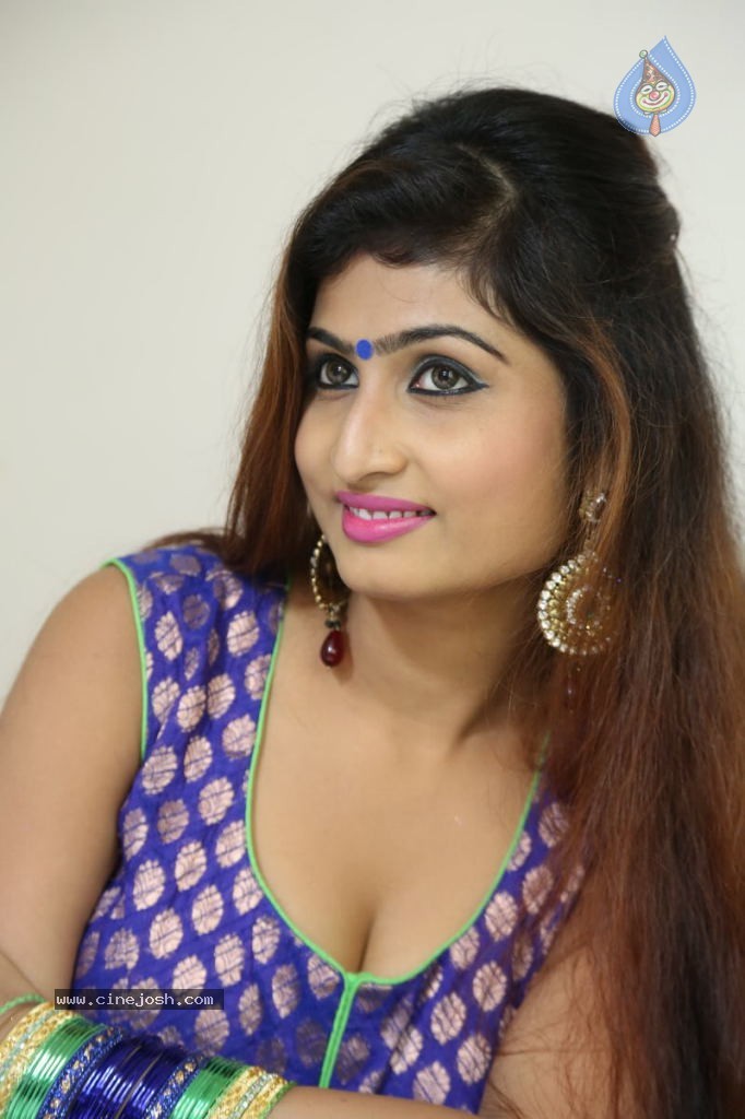 Swapna Hot Stills - 89 / 142 photos