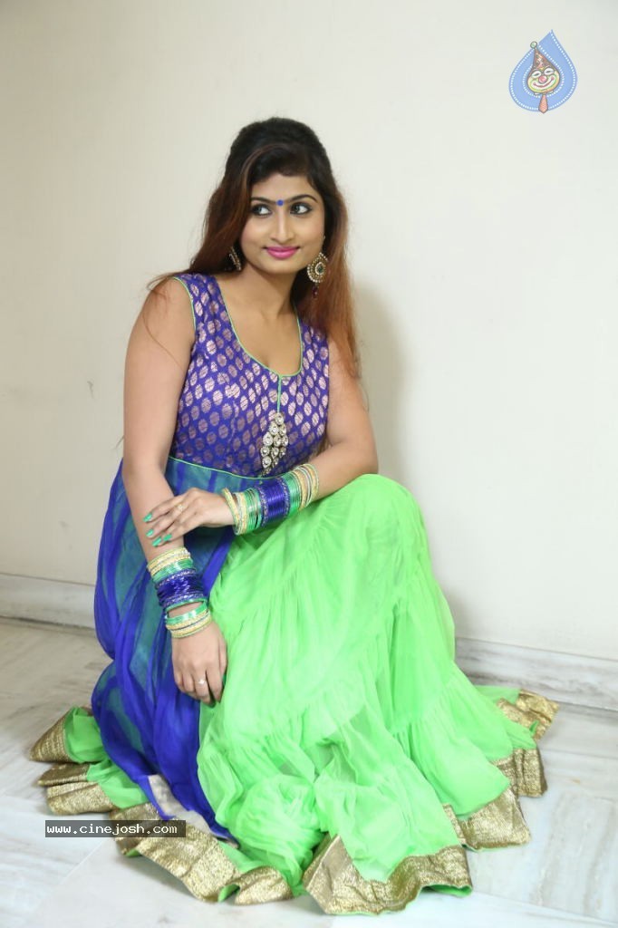 Swapna Hot Stills - 91 / 142 photos