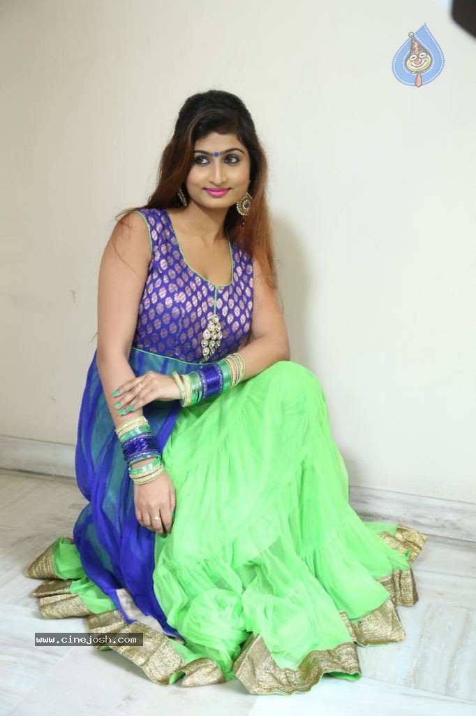 Swapna Hot Stills - 94 / 142 photos