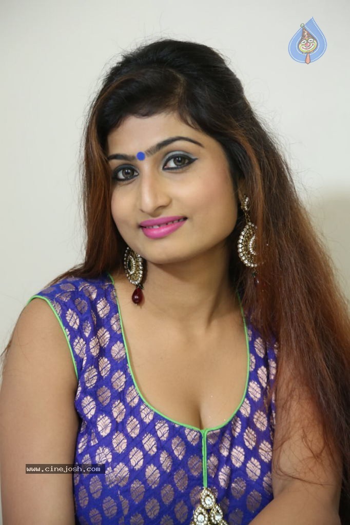 Swapna Hot Stills - 99 / 142 photos