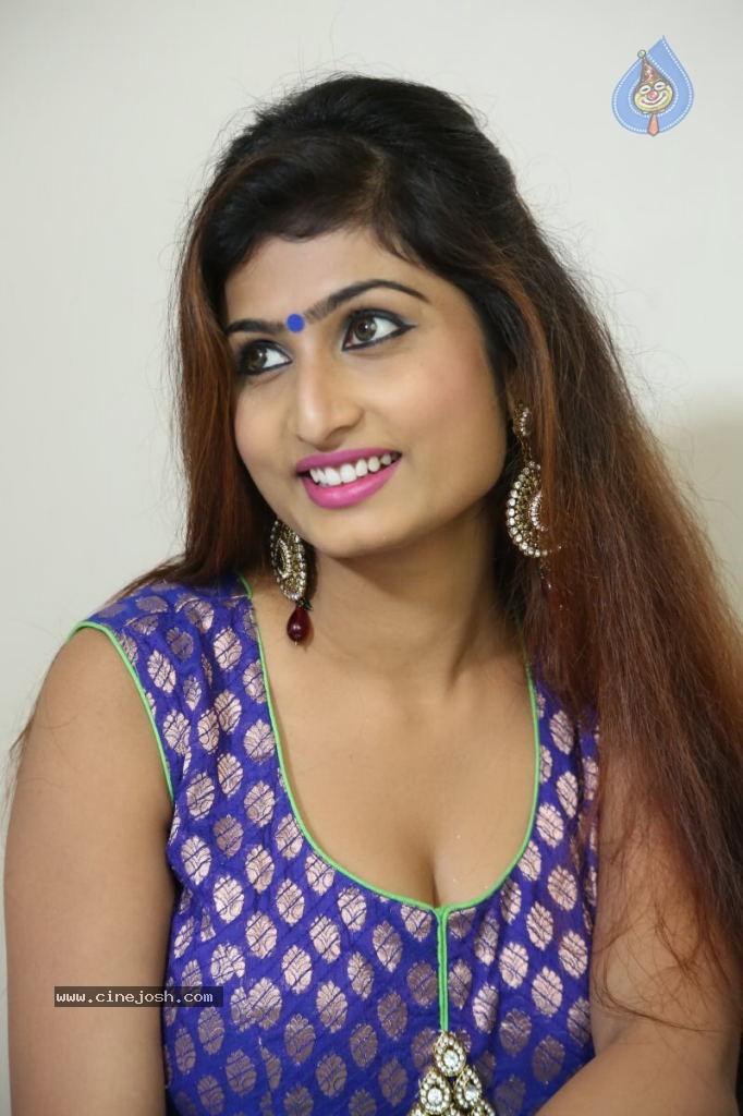 Swapna Hot Stills - 100 / 142 photos