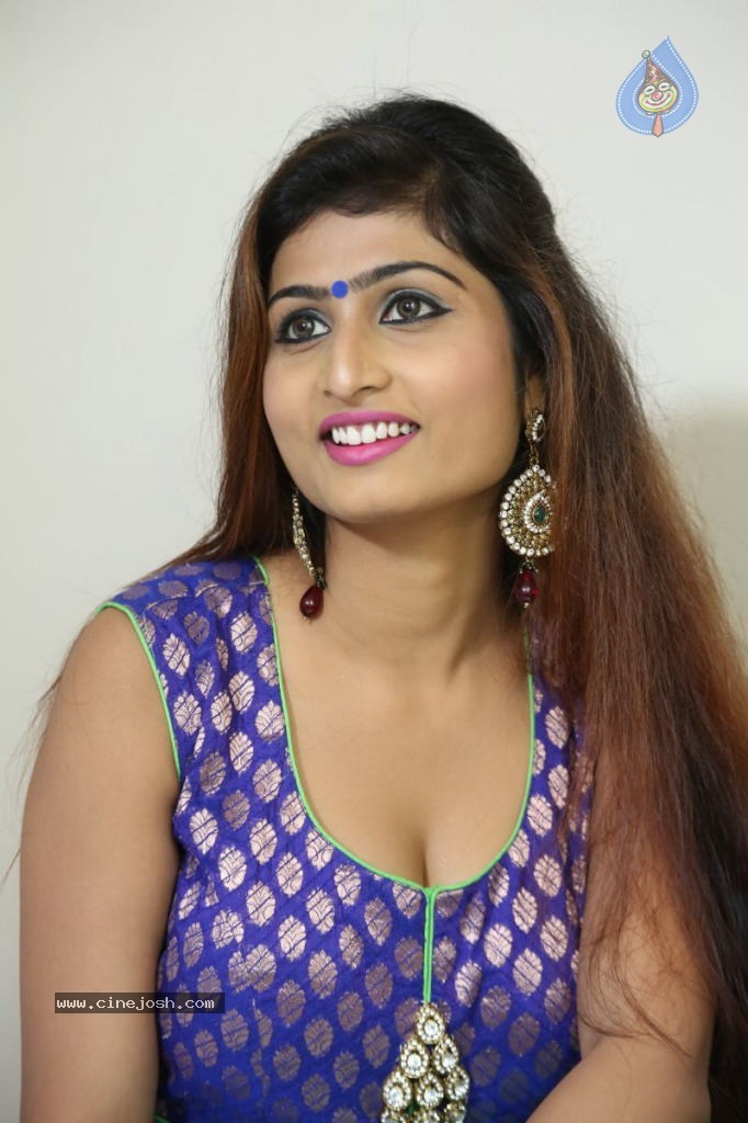 Swapna Hot Stills - 109 / 142 photos