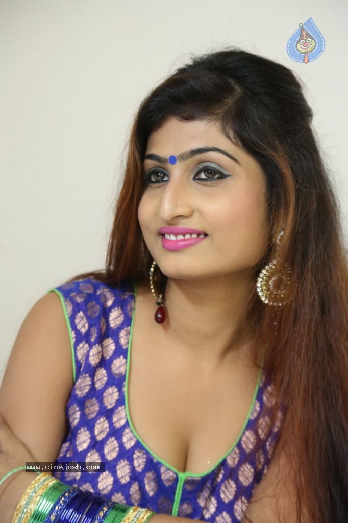 Swapna Hot Stills - 116 / 142 photos