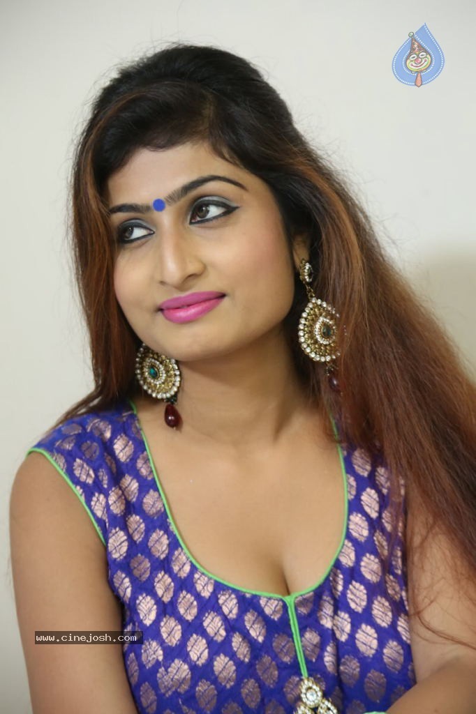 Swapna Hot Stills - 121 / 142 photos