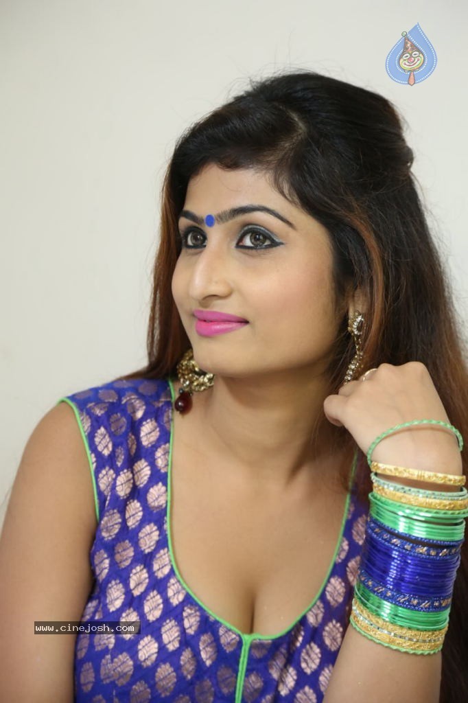 Swapna Hot Stills - 131 / 142 photos