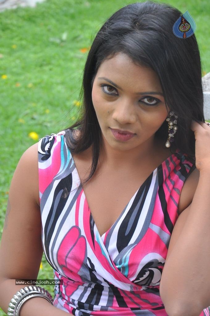 Swarna Stills - 26 / 32 photos