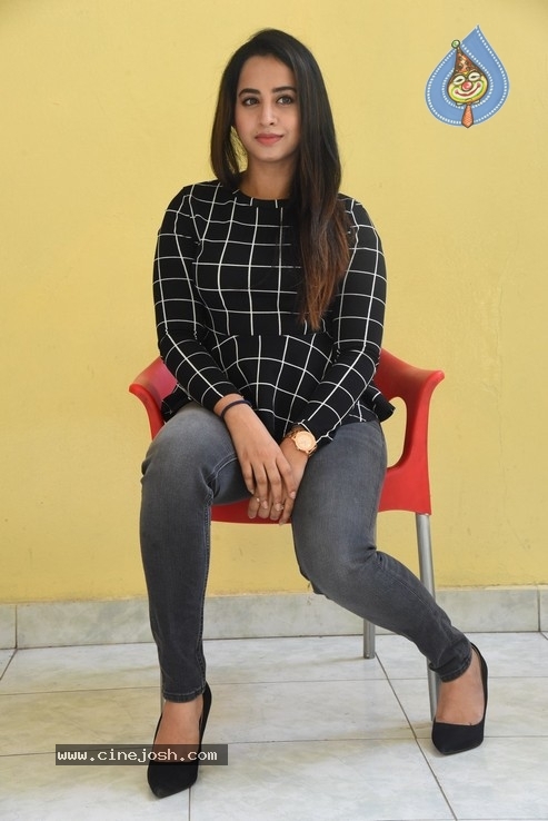 Swathi Deekshith Stills - 12 / 40 photos