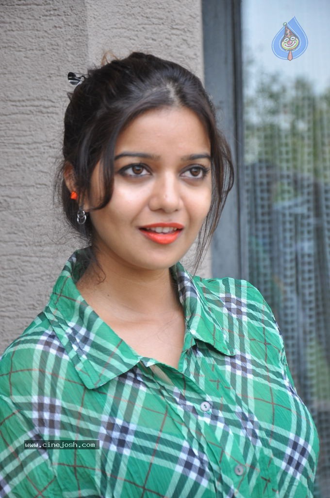 Swathi New Pics - 22 / 104 photos