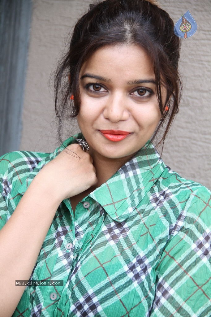 Swathi New Pics - 23 / 104 photos