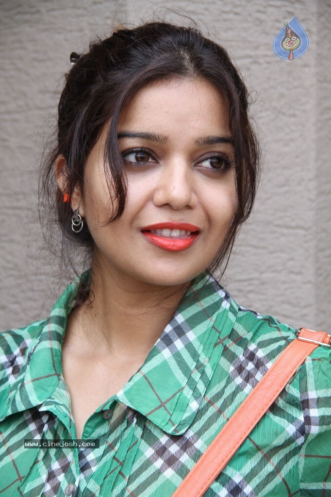 Swathi New Pics - 24 / 104 photos