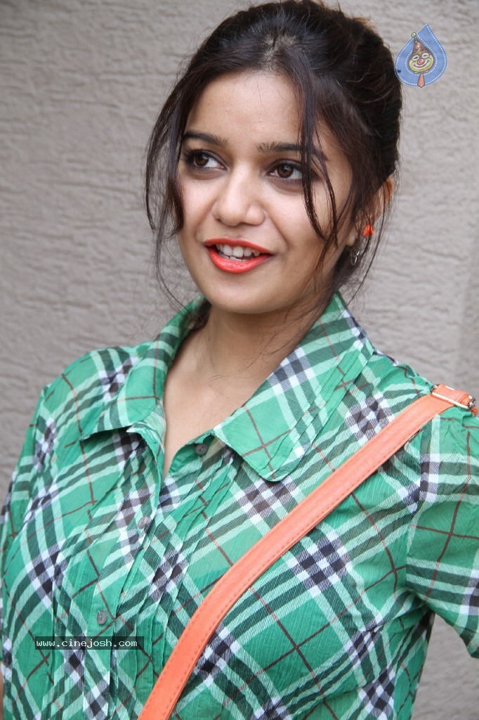 Swathi New Pics - 33 / 104 photos