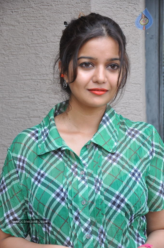 Swathi New Pics - 40 / 104 photos