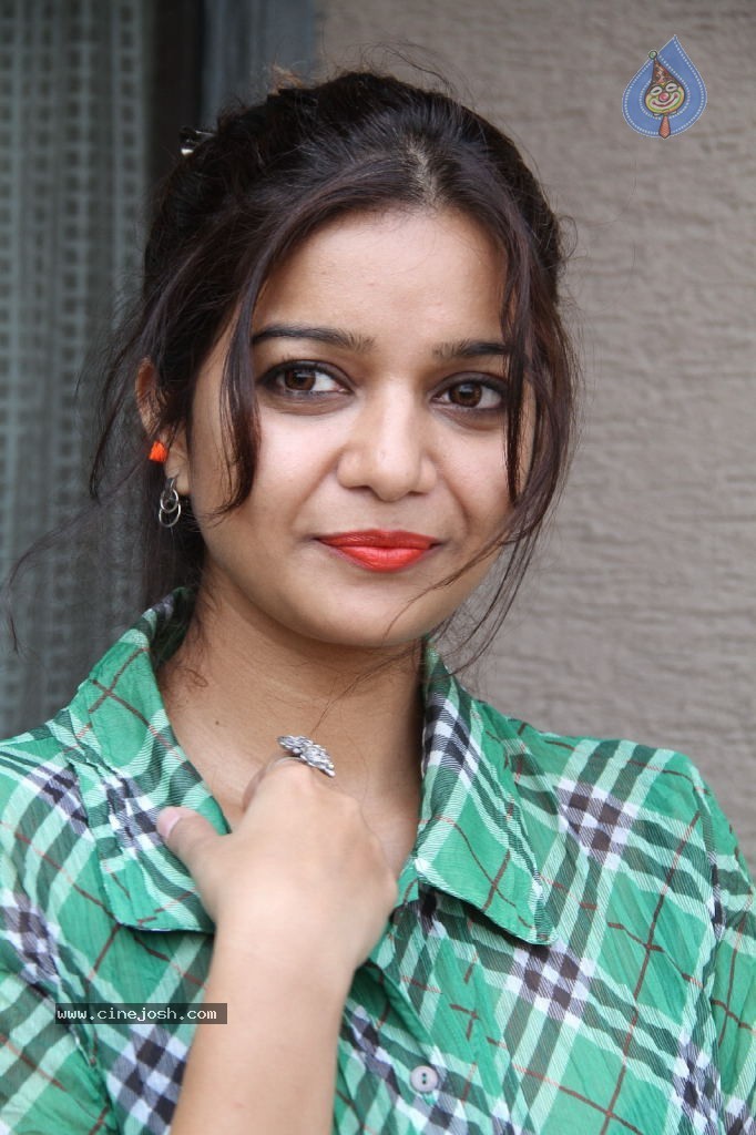 Swathi New Pics - 53 / 104 photos