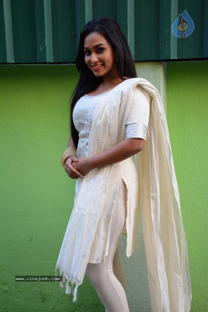 Swathi Shanmugam Stills - 13 / 30 photos