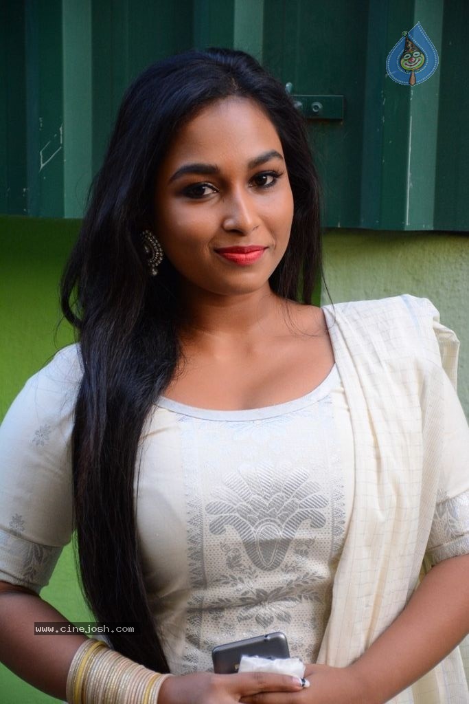 Swathi Shanmugam Stills - 26 / 30 photos