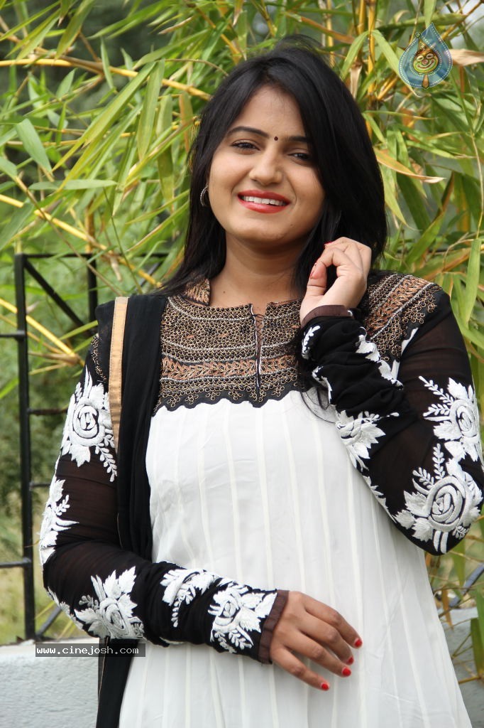 Swetha Stills - 5 / 38 photos