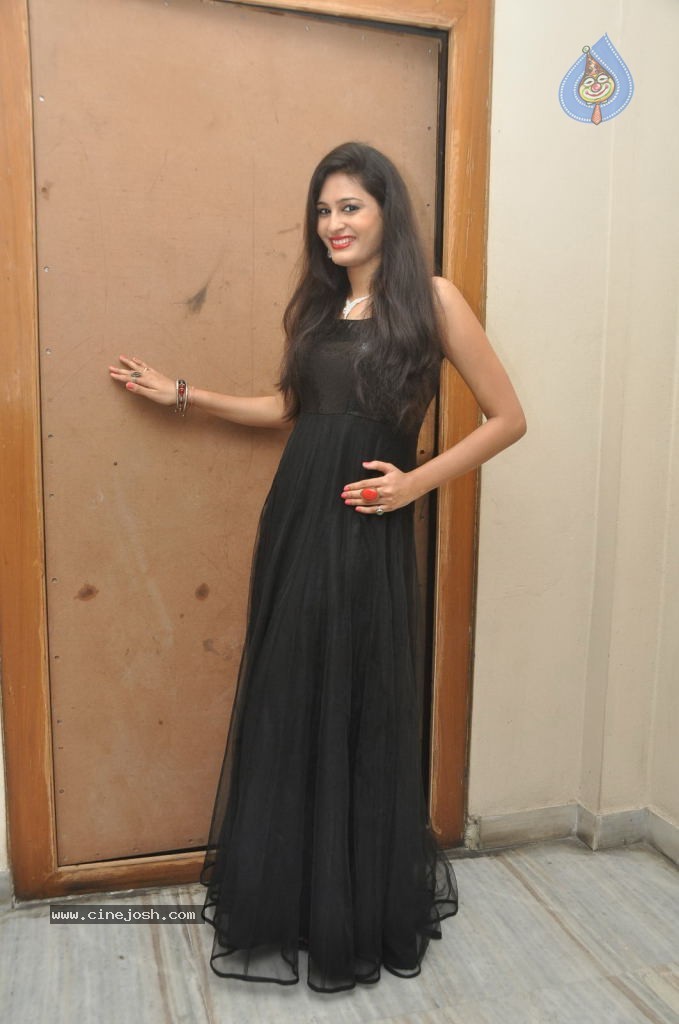 Swetha Jadav Stills - 10 / 33 photos