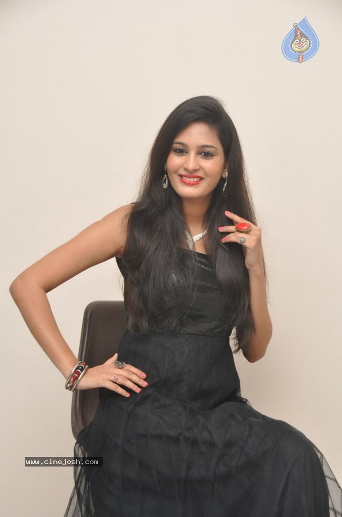 Swetha Jadav Stills - 12 / 33 photos