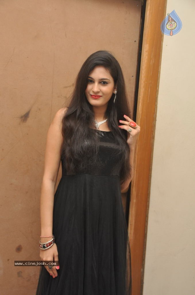 Swetha Jadav Stills - 13 / 33 photos