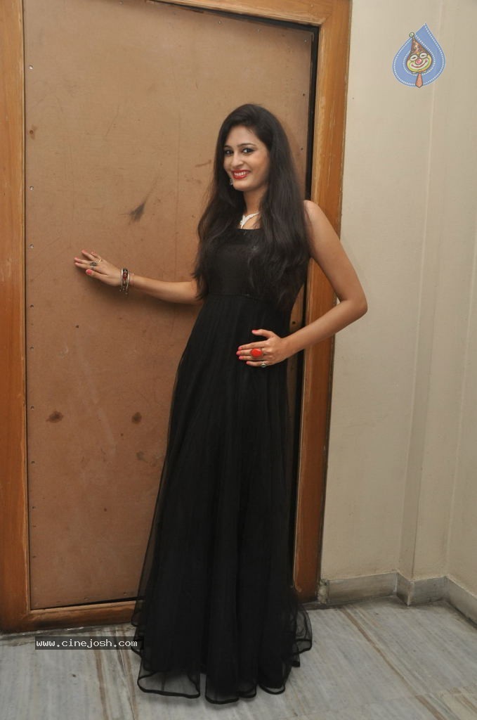 Swetha Jadav Stills - 15 / 33 photos