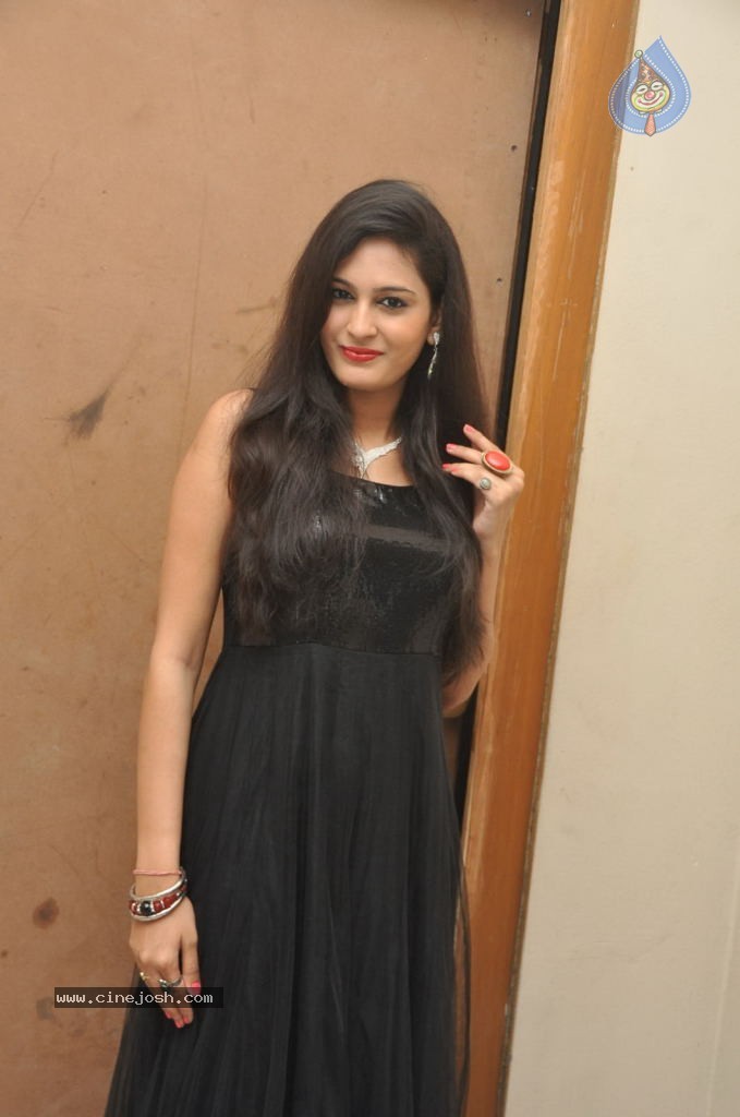 Swetha Jadav Stills - 24 / 33 photos