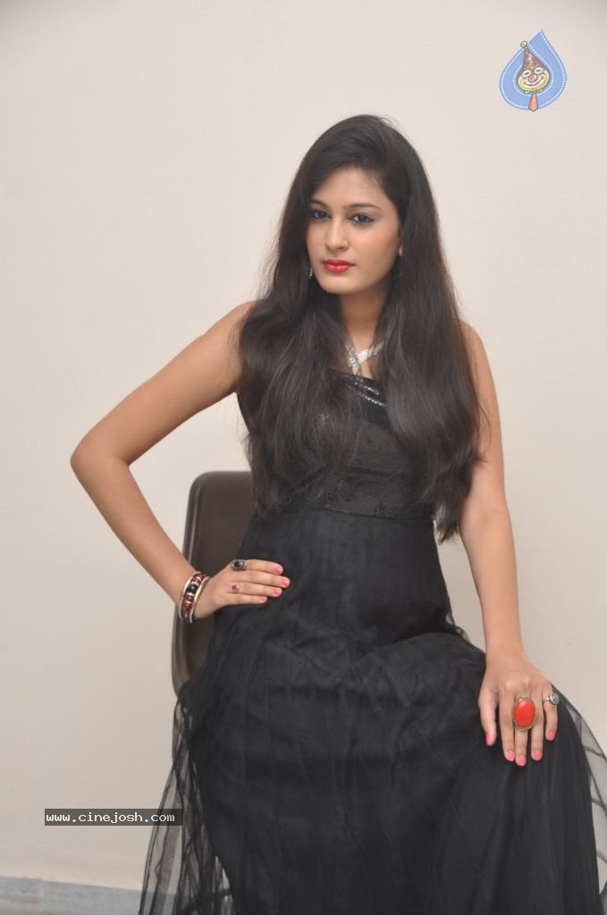 Swetha Jadav Stills - 26 / 33 photos