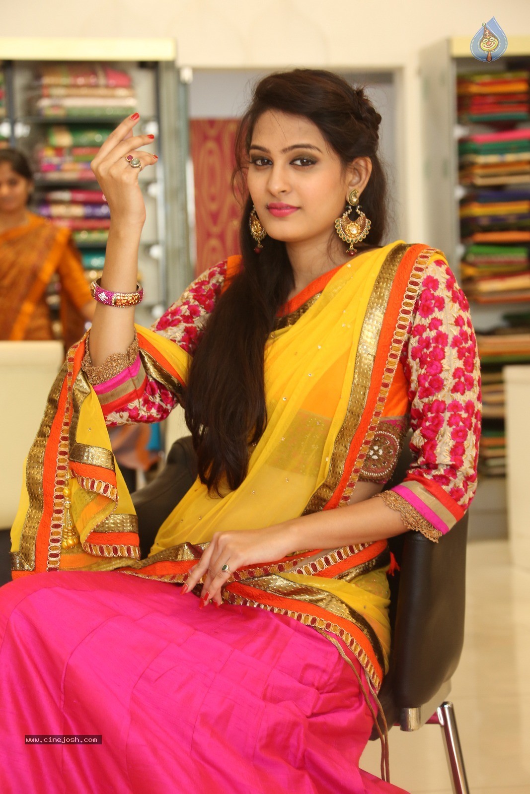 Swetha Jadhav Gallery - 24 / 60 photos