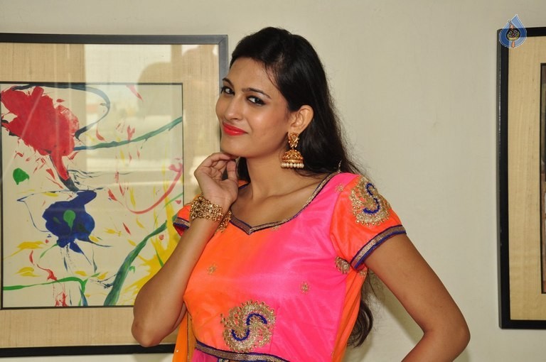 Swetha Jadhav Gallery - 18 / 21 photos