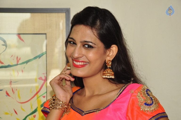 Swetha Jadhav Gallery - 19 / 21 photos