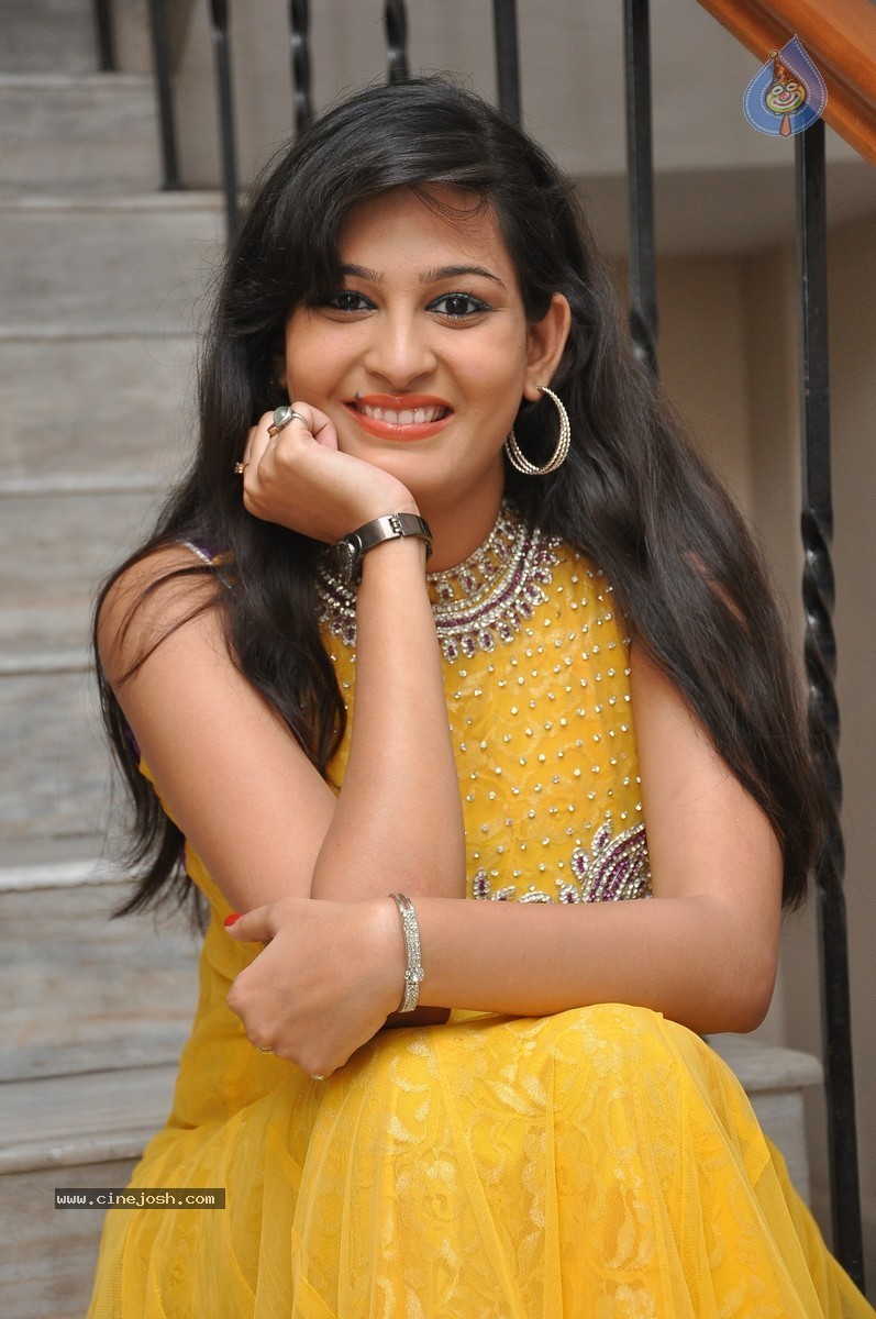 Swetha Jadhav Stills - 10 / 64 photos