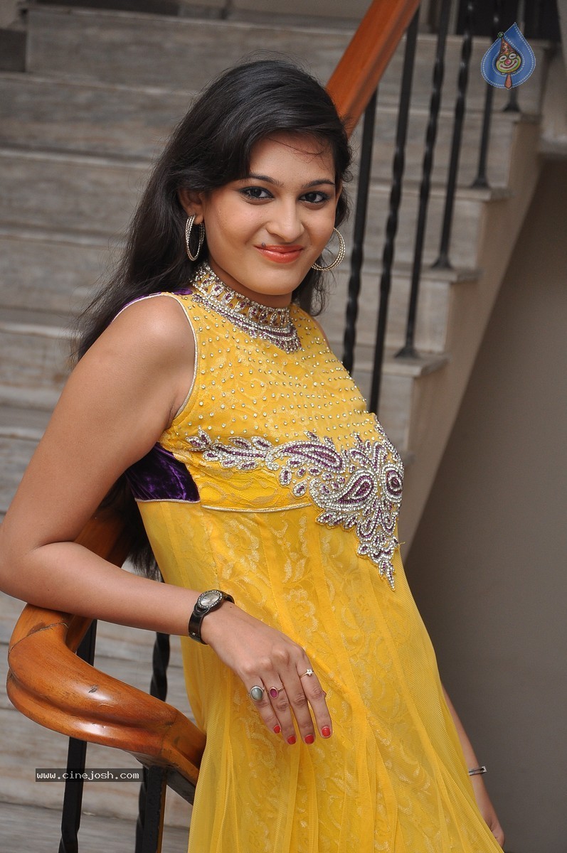 Swetha Jadhav Stills - 11 / 64 photos