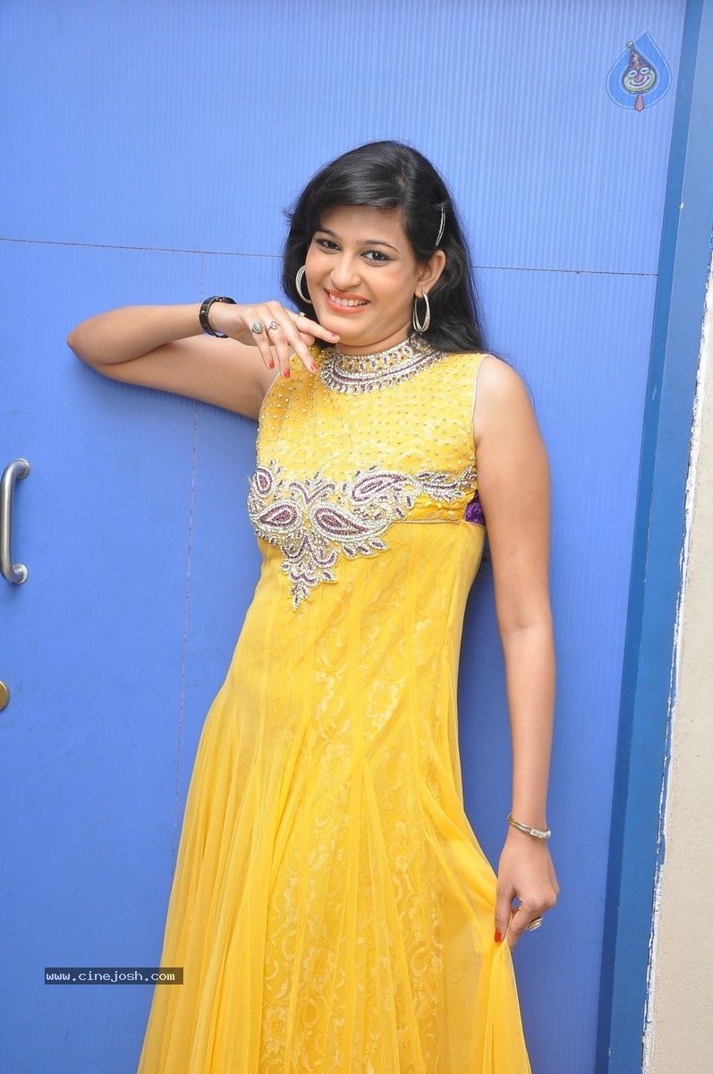 Swetha Jadhav Stills - 14 / 64 photos