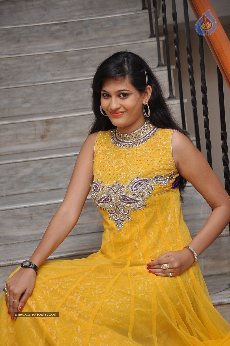 Swetha Jadhav Stills - 15 / 64 photos