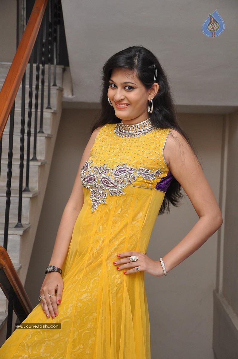 Swetha Jadhav Stills - 20 / 64 photos