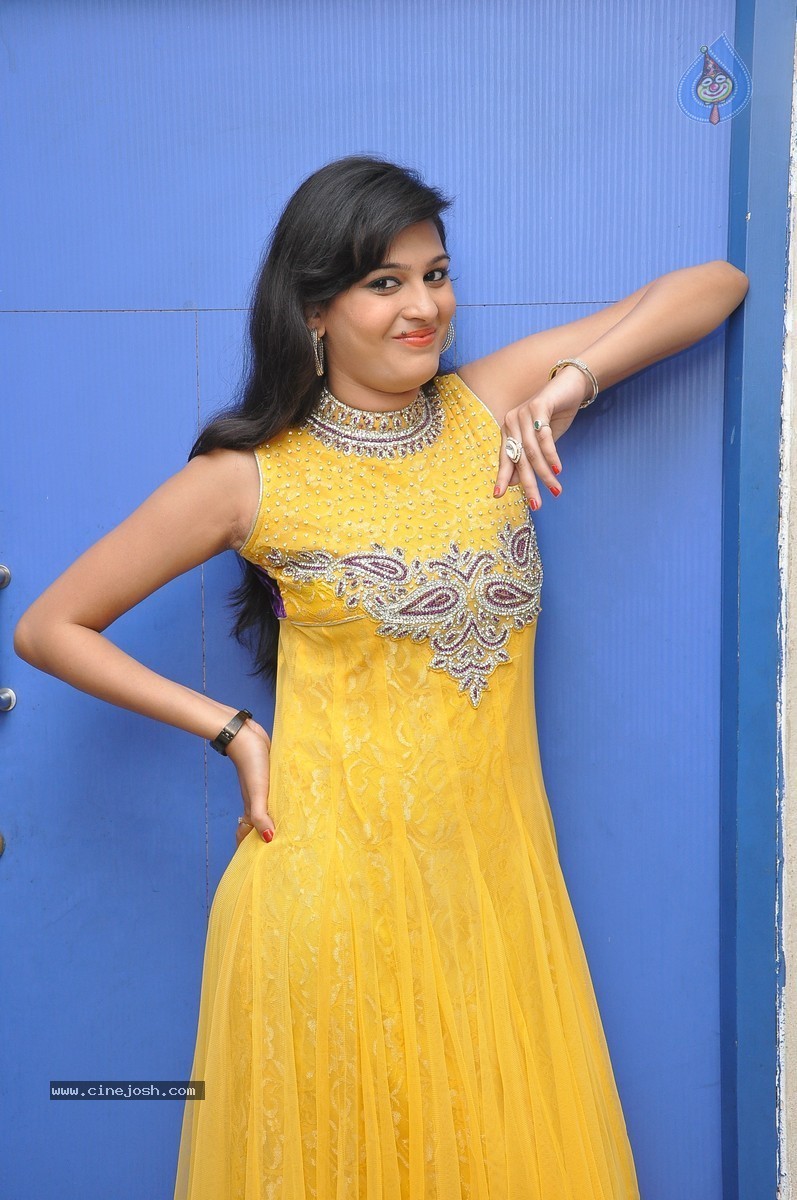 Swetha Jadhav Stills - 21 / 64 photos