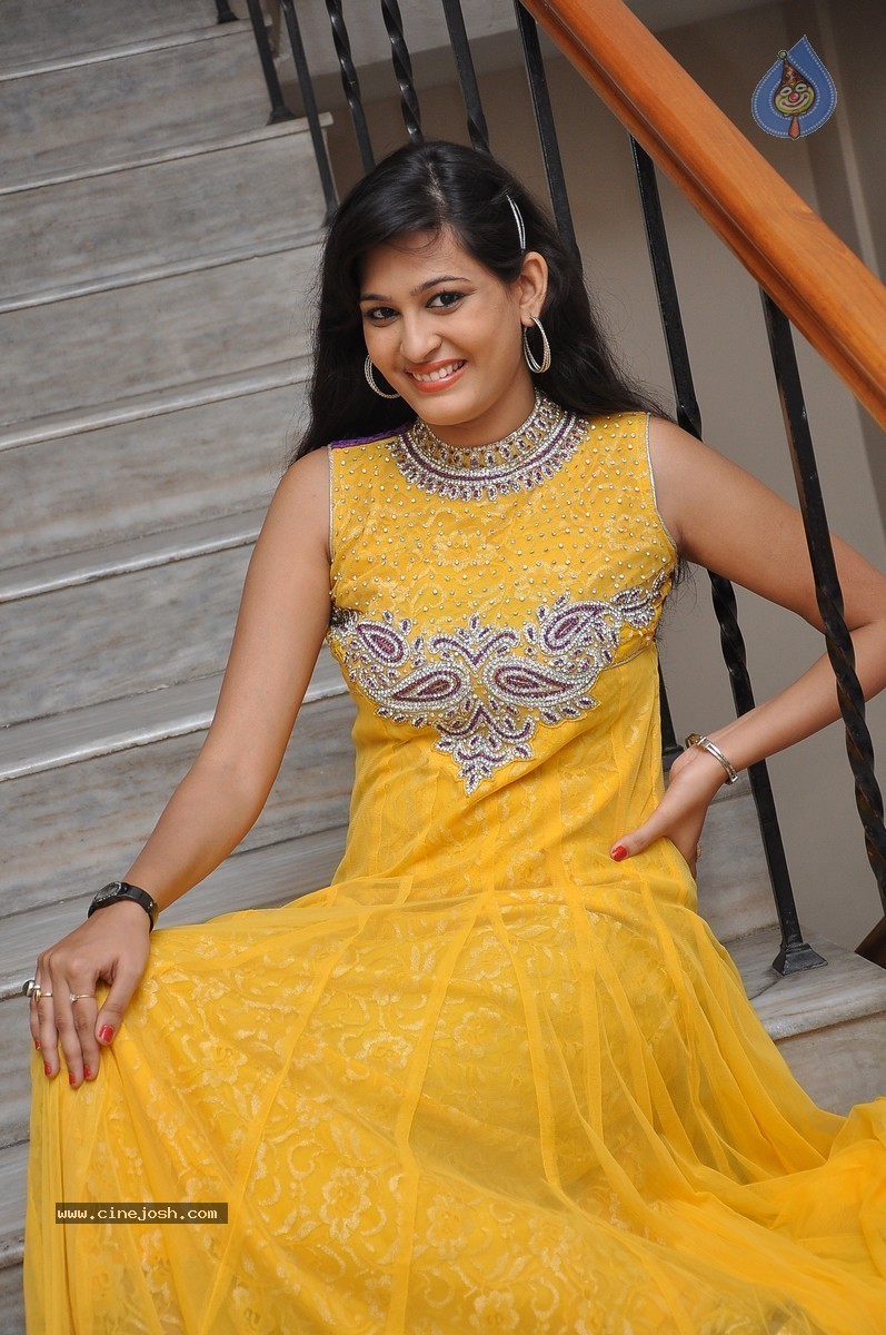 Swetha Jadhav Stills - 26 / 64 photos