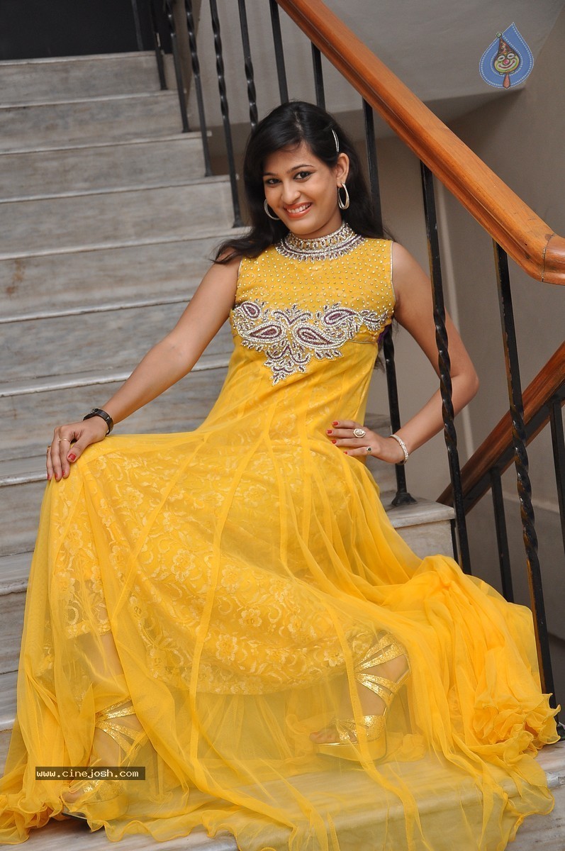 Swetha Jadhav Stills - 27 / 64 photos