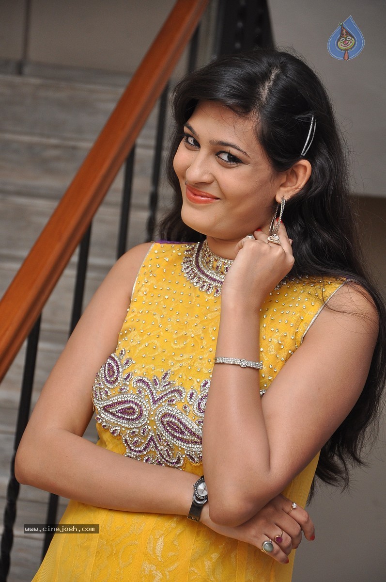 Swetha Jadhav Stills - 28 / 64 photos