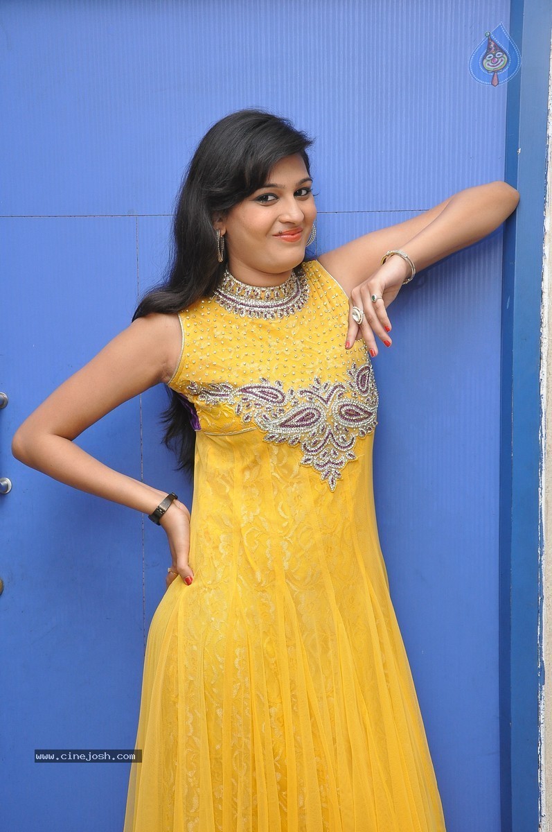 Swetha Jadhav Stills - 29 / 64 photos