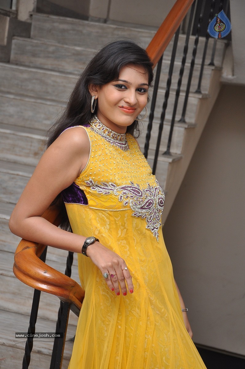 Swetha Jadhav Stills - 30 / 64 photos