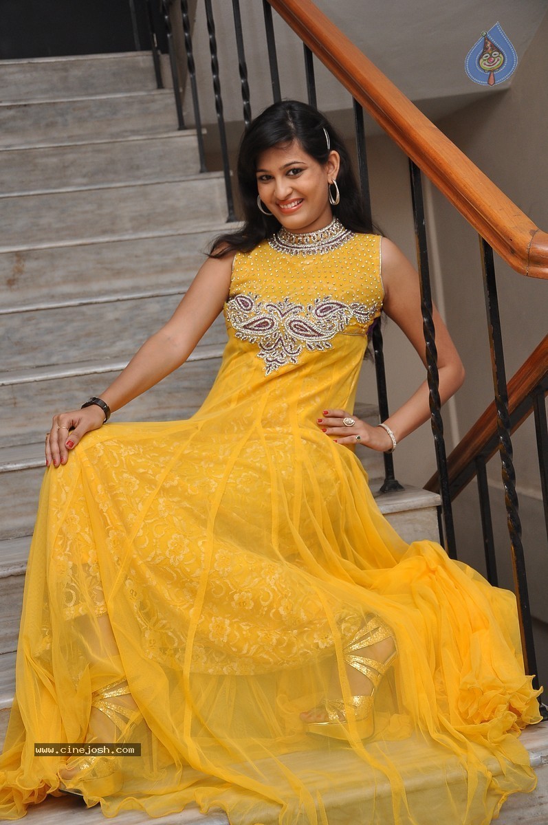 Swetha Jadhav Stills - 33 / 64 photos