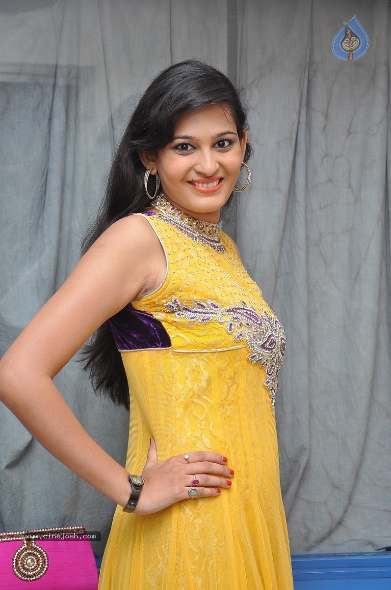 Swetha Jadhav Stills - 39 / 64 photos