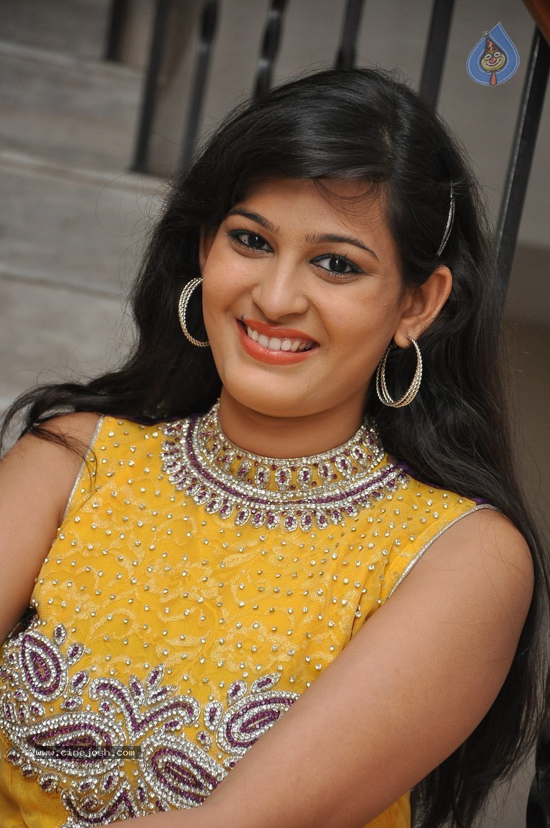 Swetha Jadhav Stills - 42 / 64 photos