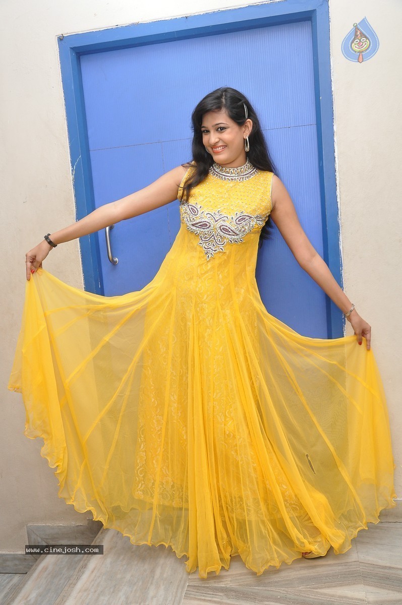 Swetha Jadhav Stills - 51 / 64 photos